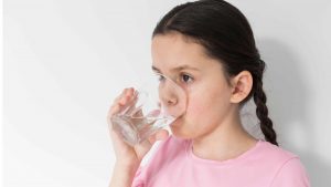 نوشیدن مایعات در هنگام غذا