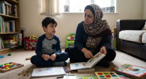 مادر و فرزند که فرزند دارای مشکل دیرآموزی است